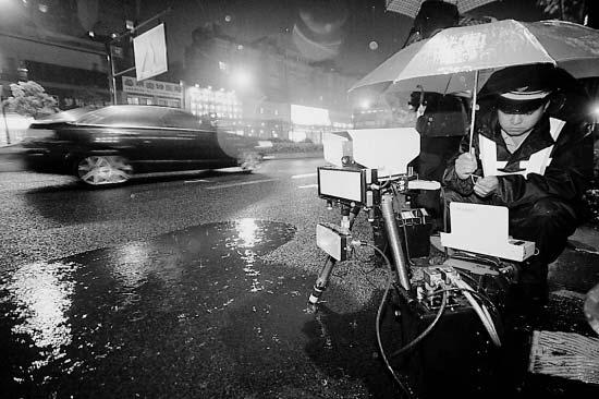 交警雨夜严查超速改装违法车 改装马自达3被逮