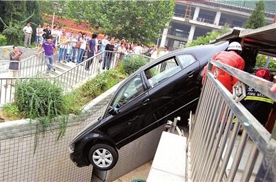 踩油门过猛 汽车悬空5米等待救援
