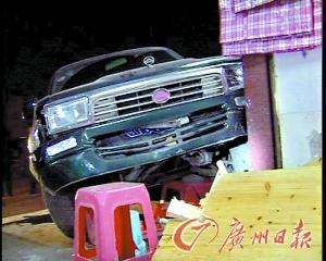 皮卡车飞越台阶冲入饭店 食客四散奔逃