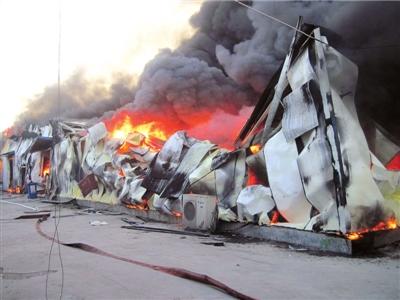 汽修店大火燃烧5小时 30余辆汽车被及时转移