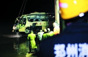 河南郑州坠水中巴捞出 7人死亡尚有6人失踪