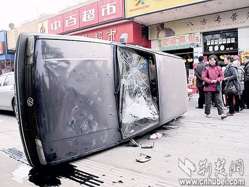 奔驰越野车闹市追数百米撞击轿车