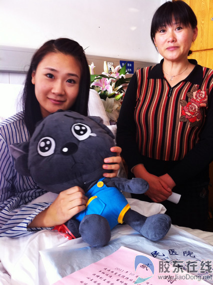 美丽女孩挡车救人 爱心传递情暖三方