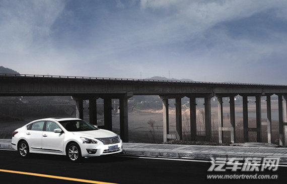 稳守反击--试驾东风日产新世代天籁