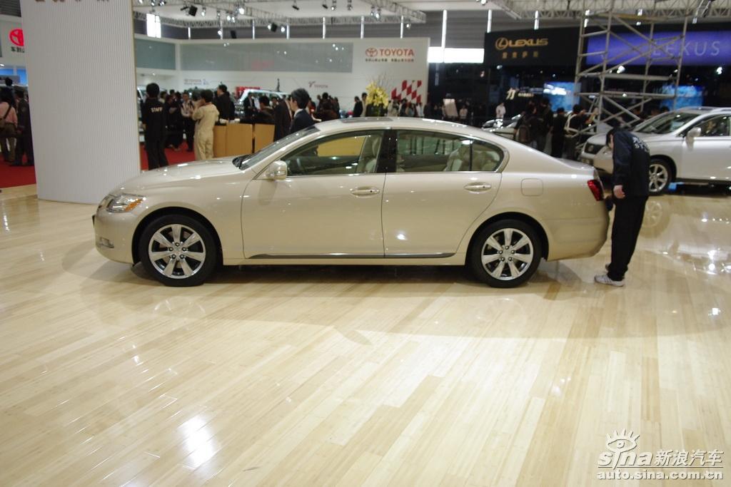 图为上海车展雷克萨斯展台gs300车型