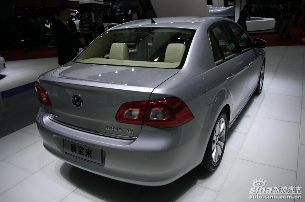 图为上海车展大众展台新宝来车型