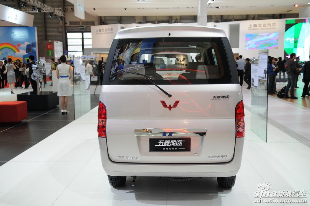 图为上海车展上海通用五菱展台鸿途车型