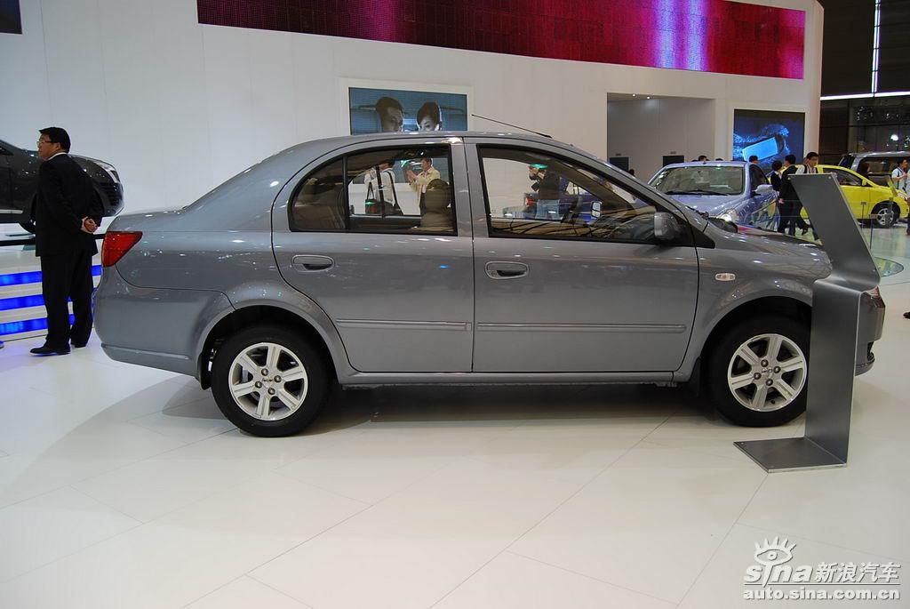 图为上海车展天津一汽展台09款威志车型