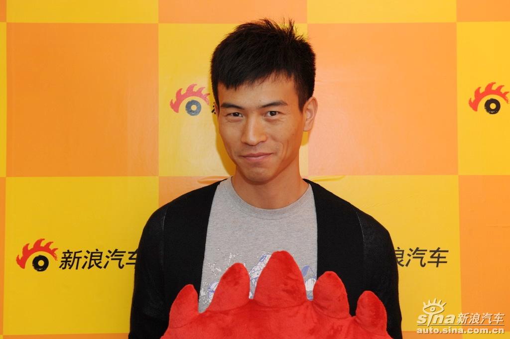 奔驰展台男模纪焕博_奔驰展台