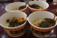 游荡在武汉户部巷 尝美食