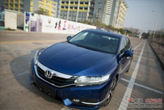 思铂睿2.4尊贵梦幻蓝上美照