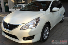 白色日产骐达 底盘装甲作业