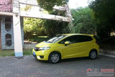 飞度活泼黄用车900公里作业