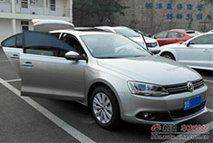 彰显风范 银色速腾提车作业