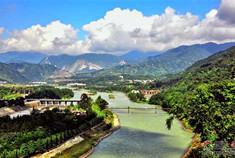 美如画卷 云朵下的都江堰