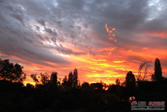 澳洲埃尔斯岩上空的变幻风光