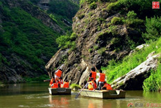 建昌龙潭大峡谷 水上的石林