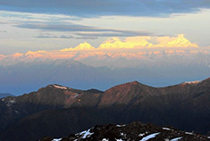 北眺峨眉云海 南观贡嘎雪峰
