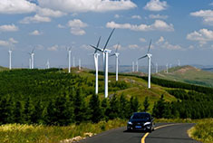 途径草原天路的动力大风车