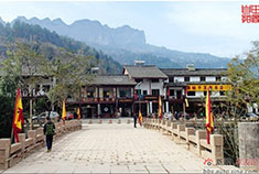 潇潇秋雨中的徒步者