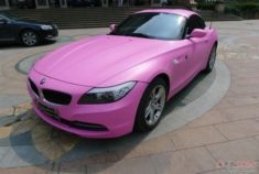 卡哇伊MM依偎粉色宝马Z4