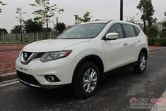 奇骏白色2.0舒适版新车作业