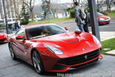 双胞胎法拉利F12berlinetta