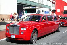 美国街头实拍红色加长版劳斯莱斯幻影