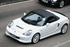 丰田中置后驱跑车-MR2 吸引众人眼球的造型