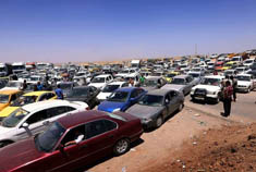 逃离伊拉克的难民车队 不畏艰险长途跋涉