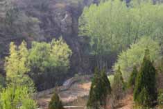 穿越山峦起伏 峡谷夹于两山之间的灵溪