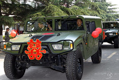 五对新人情定军营 “猛士”军用越野车大变身