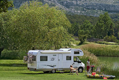 拥有一台房车 在生活中旅行 在旅行中生活