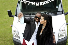 好莱坞名媛金·卡戴珊夫妇驾福特Transit度蜜月