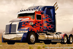 擎天柱为你服务变出租 Uber借变4上映大玩噱头