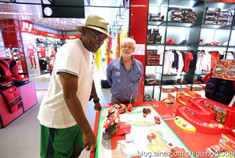 星球大战导演与好莱坞男星同游法拉利工厂