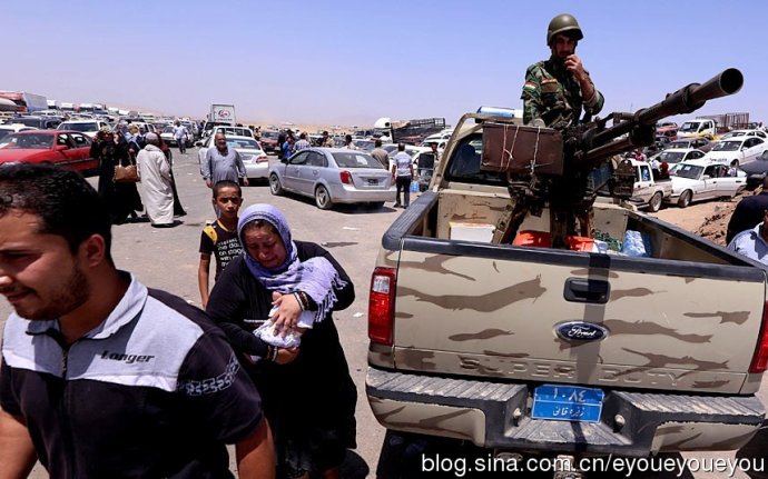 躲避宗教极端袭击 三万难民车队逃离伊拉克