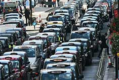 5000辆黑色的士封锁伦敦地标建筑