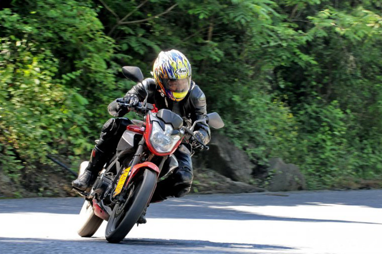 远胜对手的大功率 测评Benelli BJ300GS