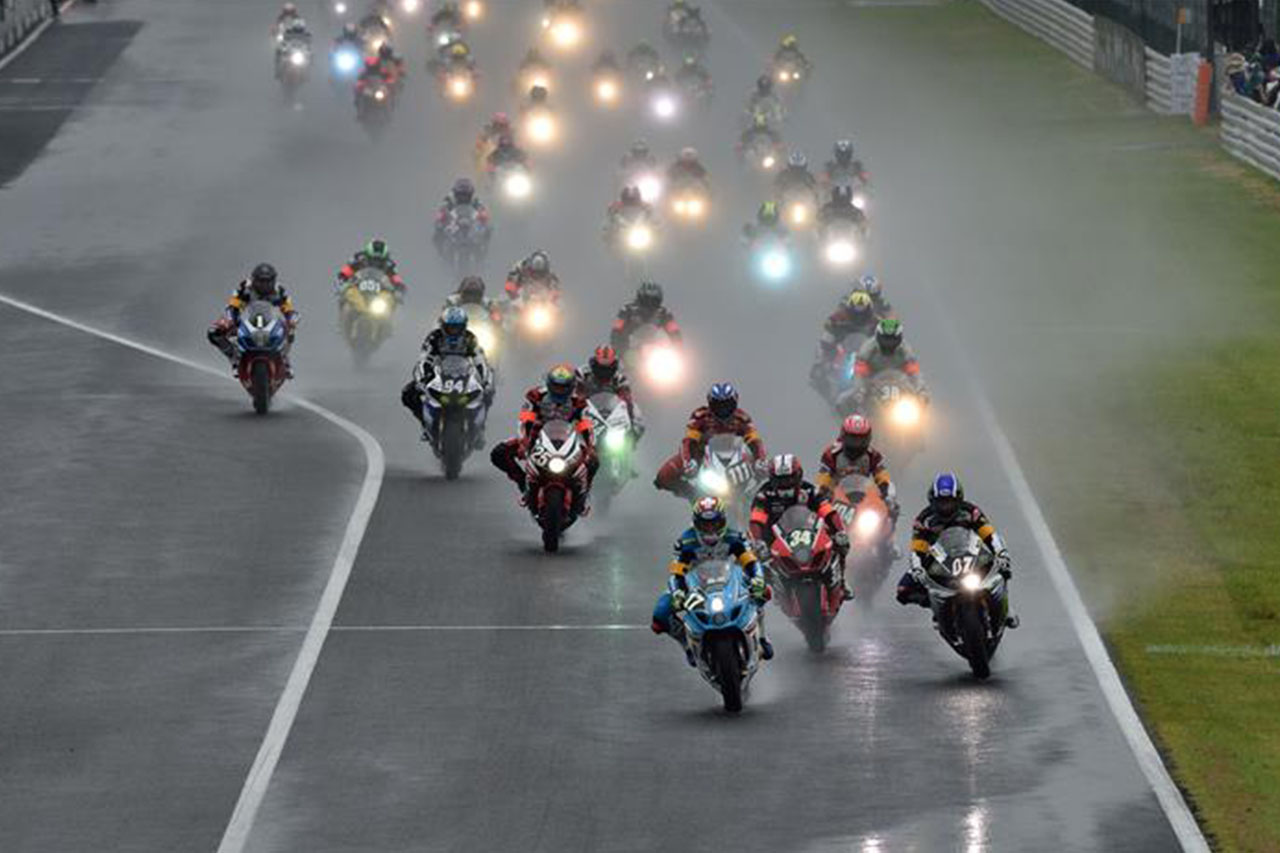 2014年日本铃鹿8耐遭遇大雨场面混乱