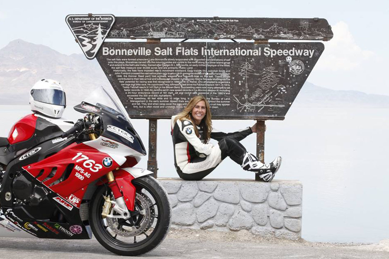 女赛手瓦莱丽刷新摩托车陆地速度记录
