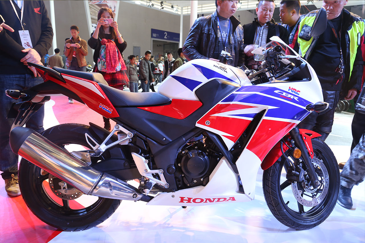 新浪摩托简析2015款本田CBR300R