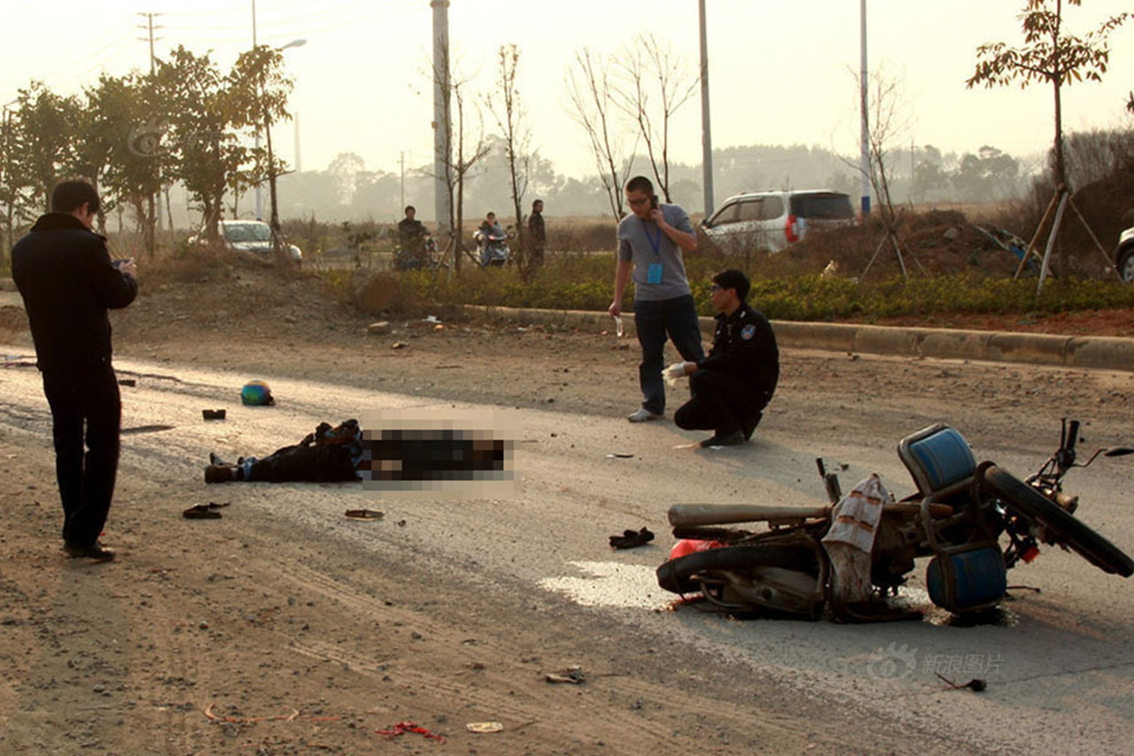 广西一男子驾驶摩托车行驶途中突发爆炸