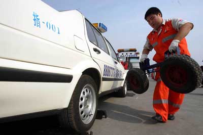 当爱车在路上抛锚 事故救援收取不同档次困境费_四川汽车论坛_xcar 爱卡汽车俱乐部