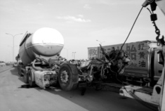 京哈高速货车追尾水泥车司机当场死亡