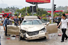 福建一男子因婚姻问题驾车撞人致7死12伤
