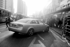 奥迪女司机油门当刹车 被撞女孩面临截肢