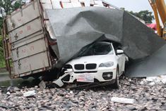 海口一辆万斤货车侧翻压扁过路宝马