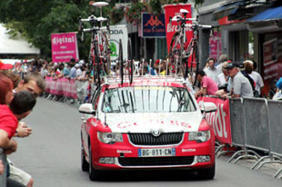 环法自行车大赛中的四轮身影