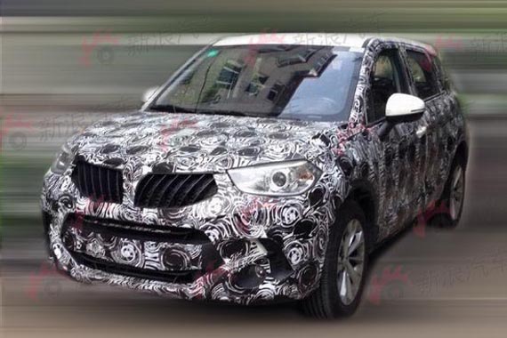 尺寸与ix25相仿 中华V3高低配车型谍照